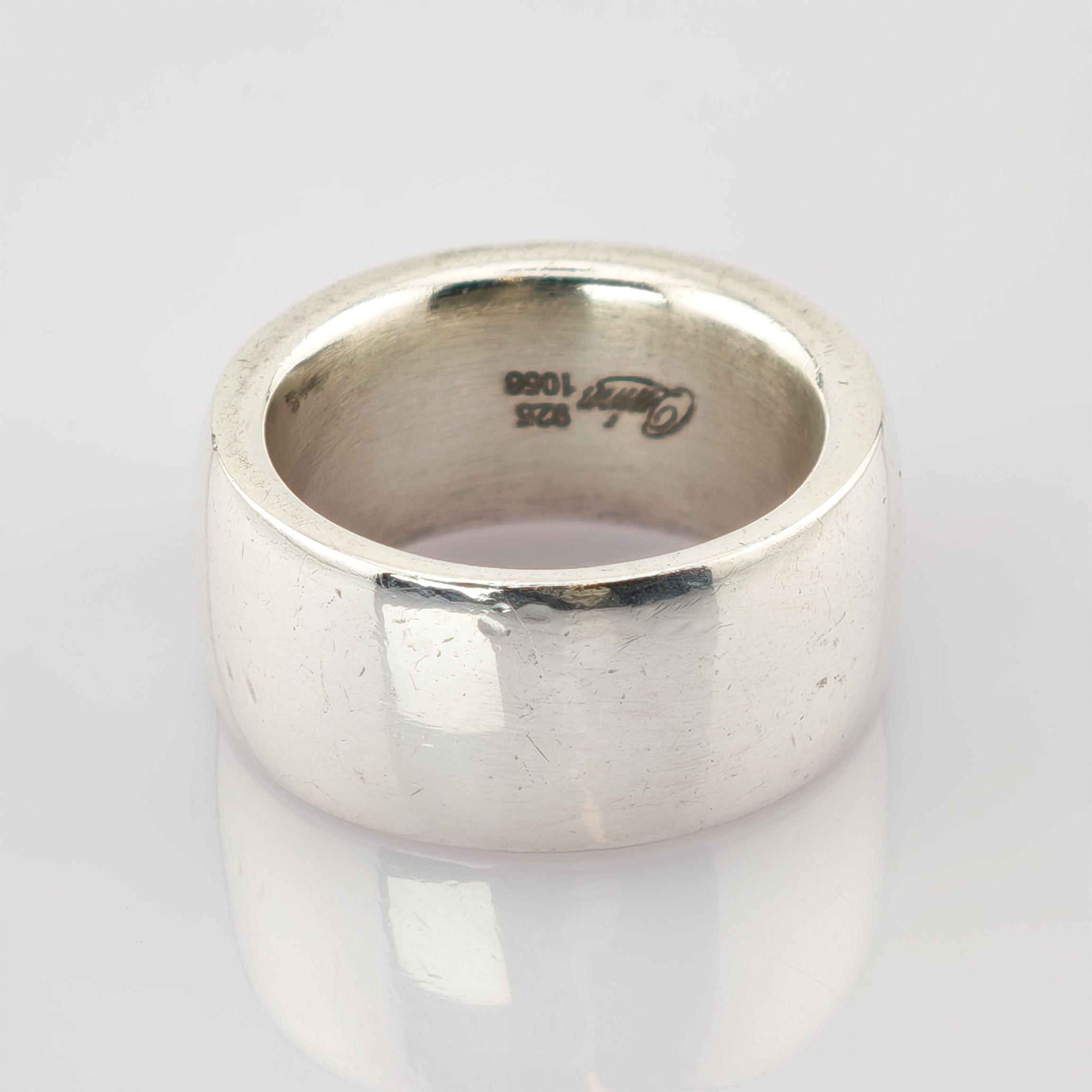 Breiter silberner Ring mit polierter Oberfläche und Gravuren 1066 und 925 aus Sterlingsilber