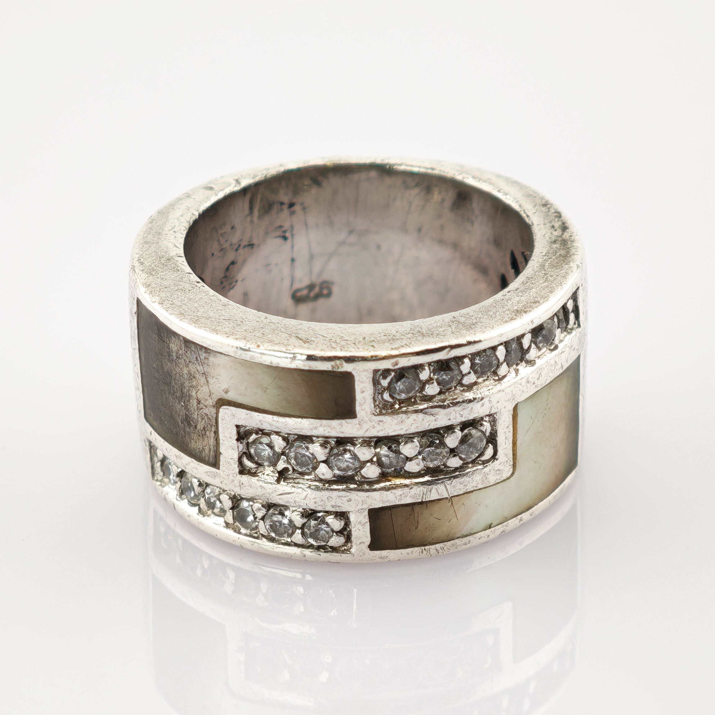 Breiter silberner Ring mit rechteckigen Perlmutt-Einlagen und Kristallen, 925er Silberstempel.
