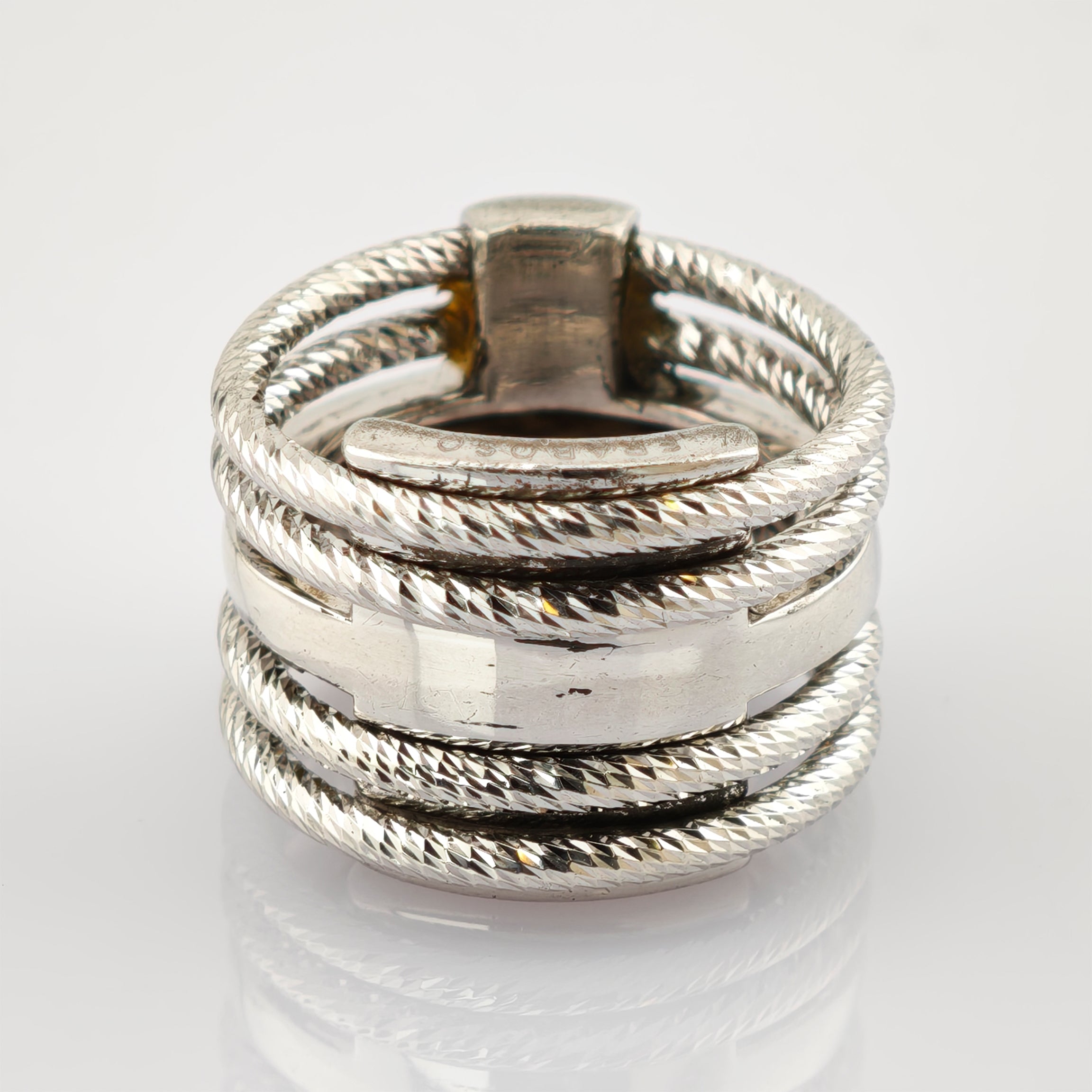 Breiter Silberring mit verflochtenen Bändern und 925 Punze.