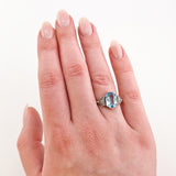 Ornamentaler Silberring mit blauem Stein in Emerald-Schliff um 1920