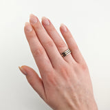 Moderner Titanring mit zweigeteiltem Design