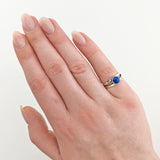 Klassischer Silberring mit blauem Cabochon-Farbstein