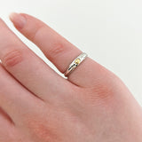 Minimalistischer Silberring mit goldener Akzentplakette