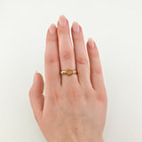 Filigraner Goldring mit Mondstein-Cabochon