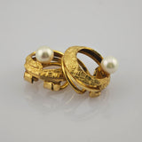 Zwei Creolen in Gold mit Perle und Fasermuster