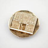 Dekorative goldene Vintage-Brosche mit eingravierten Mustern und Lama-Figur in der Mitte