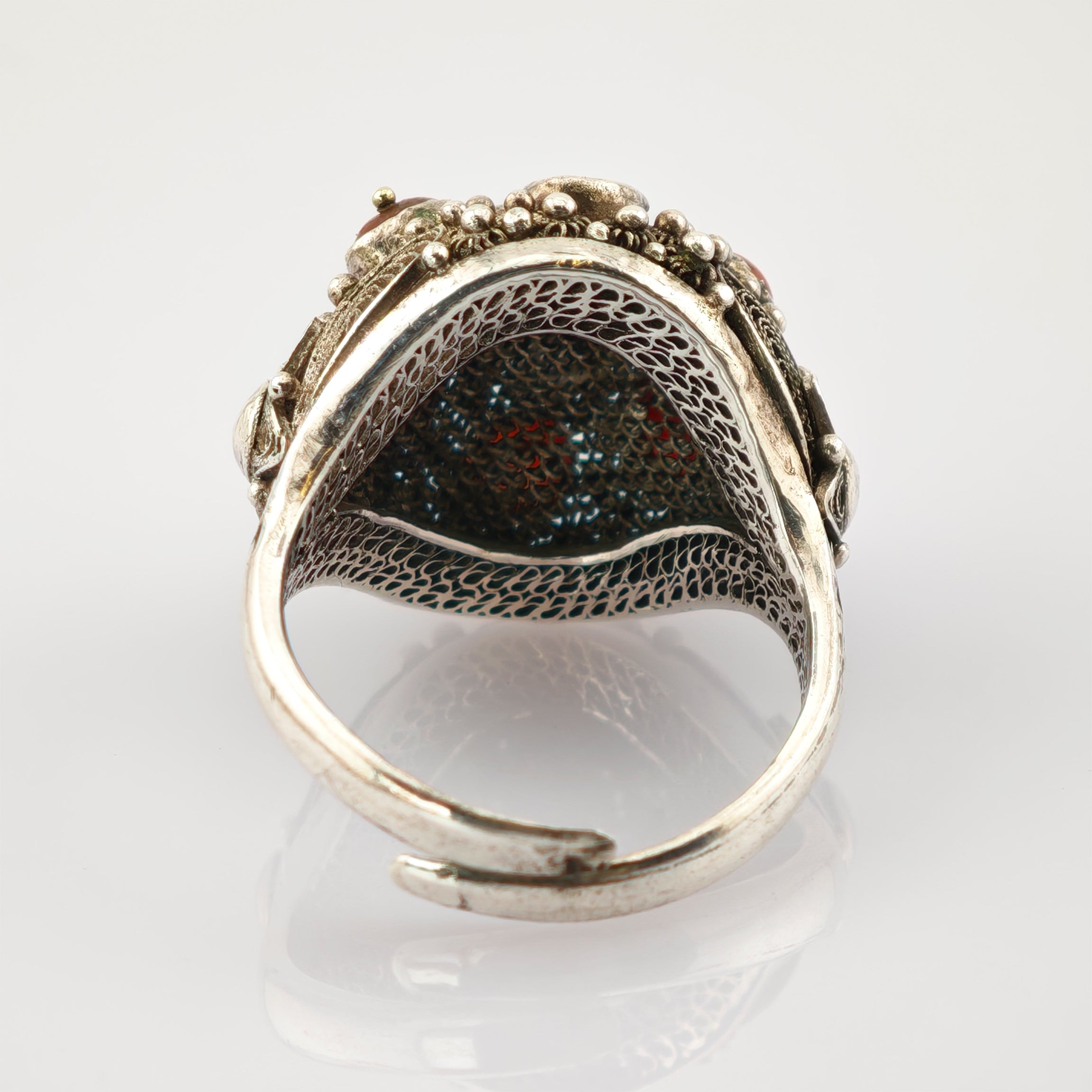 Detailaufnahme des Innenrings mit feiner silberner Verzierung und reflektierender Oberfläche.