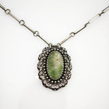 Silberne Designkette mit grünem Edelstein-Anhänger