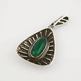 Moderner Silberanhänger mit grünem Farbstein