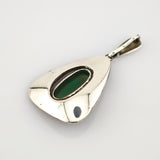 Moderner Silberanhänger mit grünem Farbstein