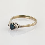 Eleganter Weißgold-Ring mit Saphir und Diamanten – klassischer Verlobungsring