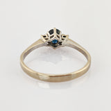 Eleganter Weißgold-Ring mit Saphir und Diamanten – klassischer Verlobungsring