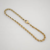 Edelgoldkette mit kunstvollem Verbindungsdesign und poliertem Verschluss auf hellgrauem Hintergrund