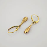 Elegante goldene hängende Ohrringe mit Scharnierverschluss und länglichem Tropfendesign.