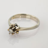 Eleganter Goldring mit einzelner funkelnder Diamantfassung und sechszackiger Krone auf weißem Hintergrund