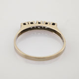 Eleganter Goldring mit geschwungener Fassung ohne Steine auf weißem Hintergrund.