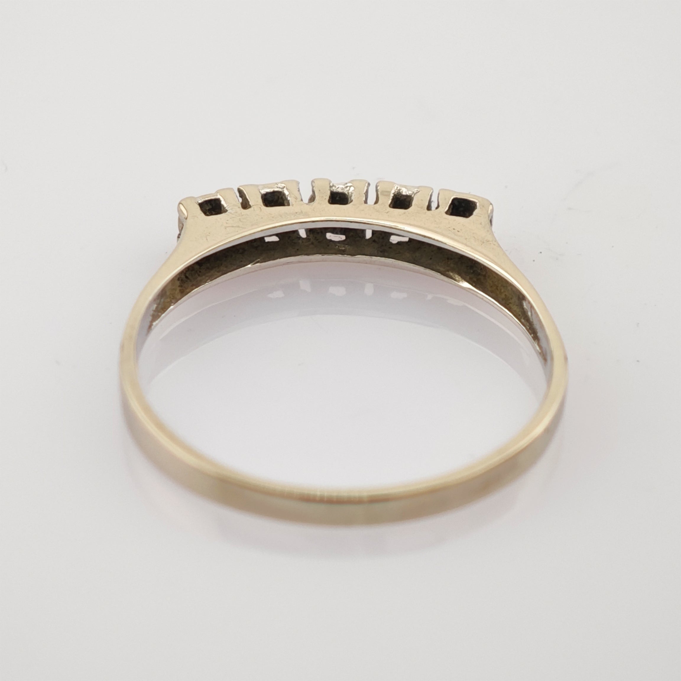 Eleganter Goldring mit geschwungener Fassung ohne Steine auf weißem Hintergrund.