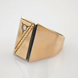 Goldener Ring mit rechteckigem Gesicht, kleinem Diamanten und diagonaler Textur auf glänzendem Eleganter Goldring mit rechteckiger Oberseite, Diamant in Sternformgravur und diagonal strukturierter Leiste.