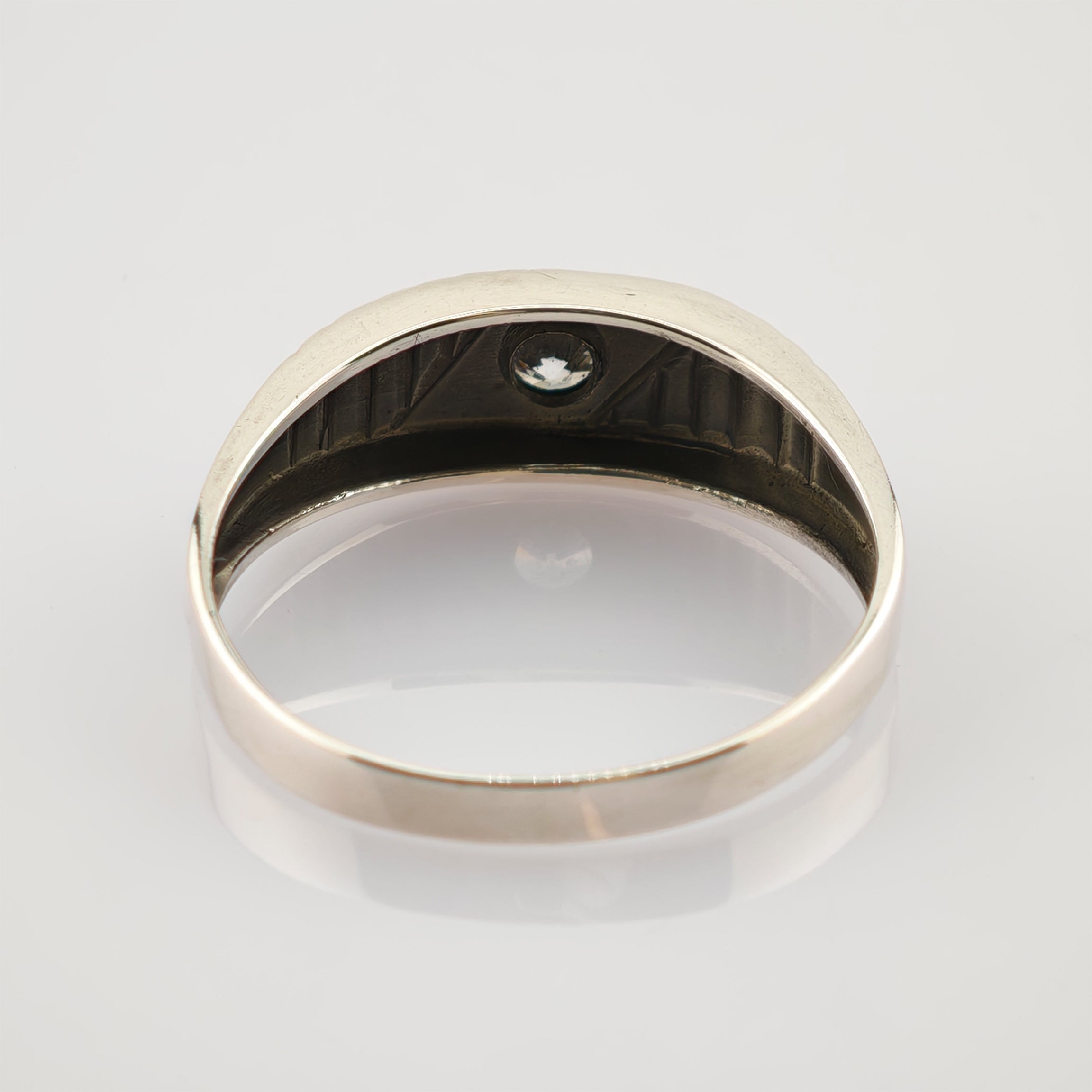 Eleganter silberner Ring mit glatter Oberfläche und eingravierter Zahl 925 auf weißem Hintergrund.