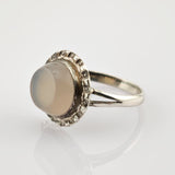 Eleganter silberner Ring mit beigem Stein und dekorativem Rahmen im Vintage-Stil.
