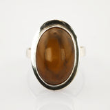 Eleganter Silberring mit großem ovalem bernsteinfarbenem Stein und glatter polierter Oberfläche
