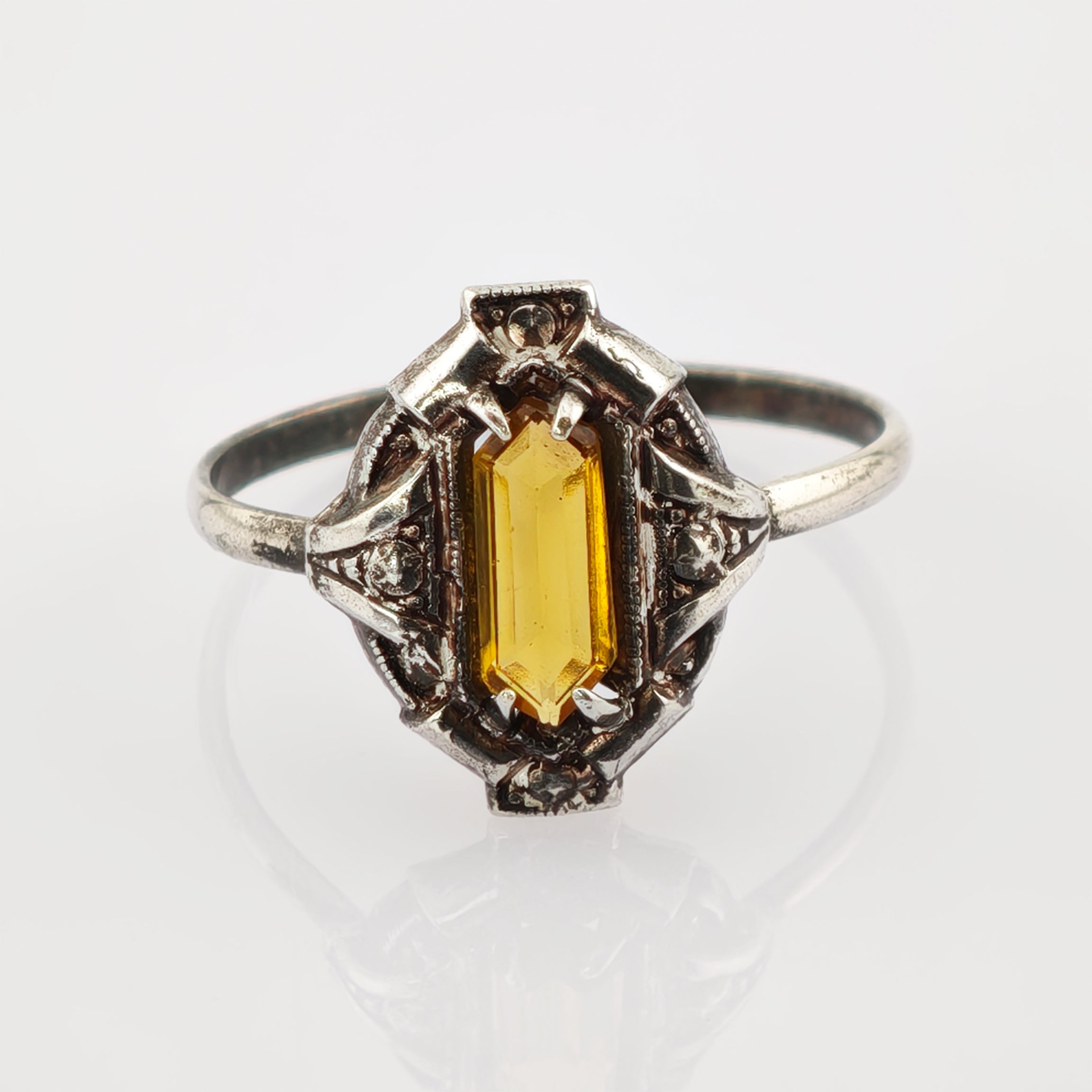 Eleganter Silberring mit Vintage-Verzierung und sechseckigem gelbem Edelstein