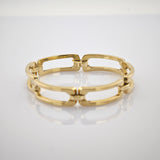 Elegantes goldenes Armband mit rechteckigen Gliedern und sichtbarem 585er Goldstempel auf weißem Hintergrund.