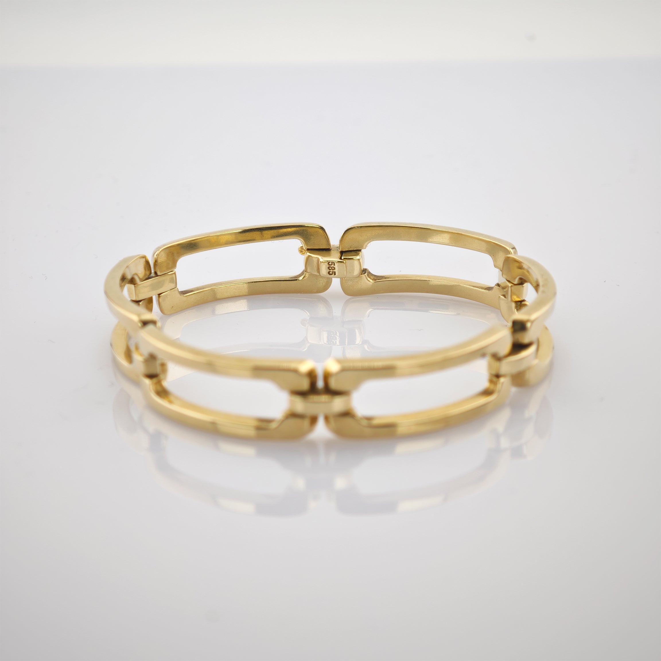Elegantes goldenes Armband mit rechteckigen Gliedern und sichtbarem 585er Goldstempel auf weißem Hintergrund.