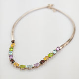 Silberkette mit farbigen Edelsteinen – im Stil der 1990er