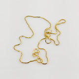 Feine, goldfarbene Boxkette mit rundem Federringverschluss vor weißem Hintergrund.