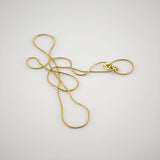 Feine goldfarbene Kette mit mehreren Schlaufen auf weißem Hintergrund.