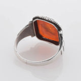 Vintage-Silberring mit breitem Band und hexagonalem orangefarbenem Stein und geätztem Flügelmuster, Rückseite.