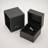 Geöffnete schwarze Schmuckbox mit Goldring und Diamant, goldene Schrift und Logo von YOURVINTAGE.