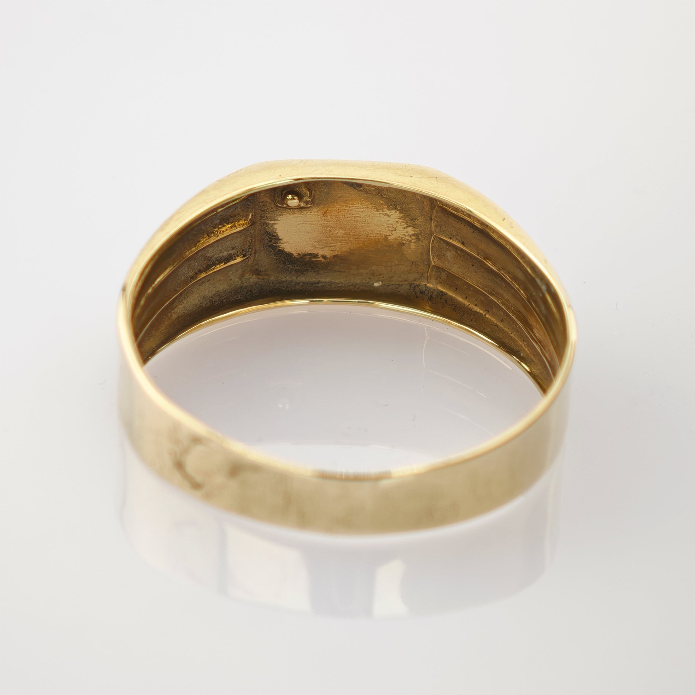 Glatter, polierter Goldring mit 14K-Gravur auf weißem Hintergrund.