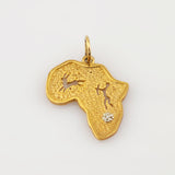 Goldanhänger in Form des afrikanischen Kontinents mit Bogenschütze, Ziege und kleinem Stein.