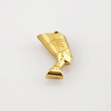 Goldanhänger in Form des Nofretete-Büstenprofils mit detaillierter flacher Krone und polierter Oberfläche