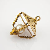 Goldanhänger mit pyramidenförmiger Oberseite und gedrehtem Rahmen, der eine Perlenkugel umschließt