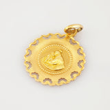 Goldanhänger mit Muschelkante und Relief einer Person mit Kind