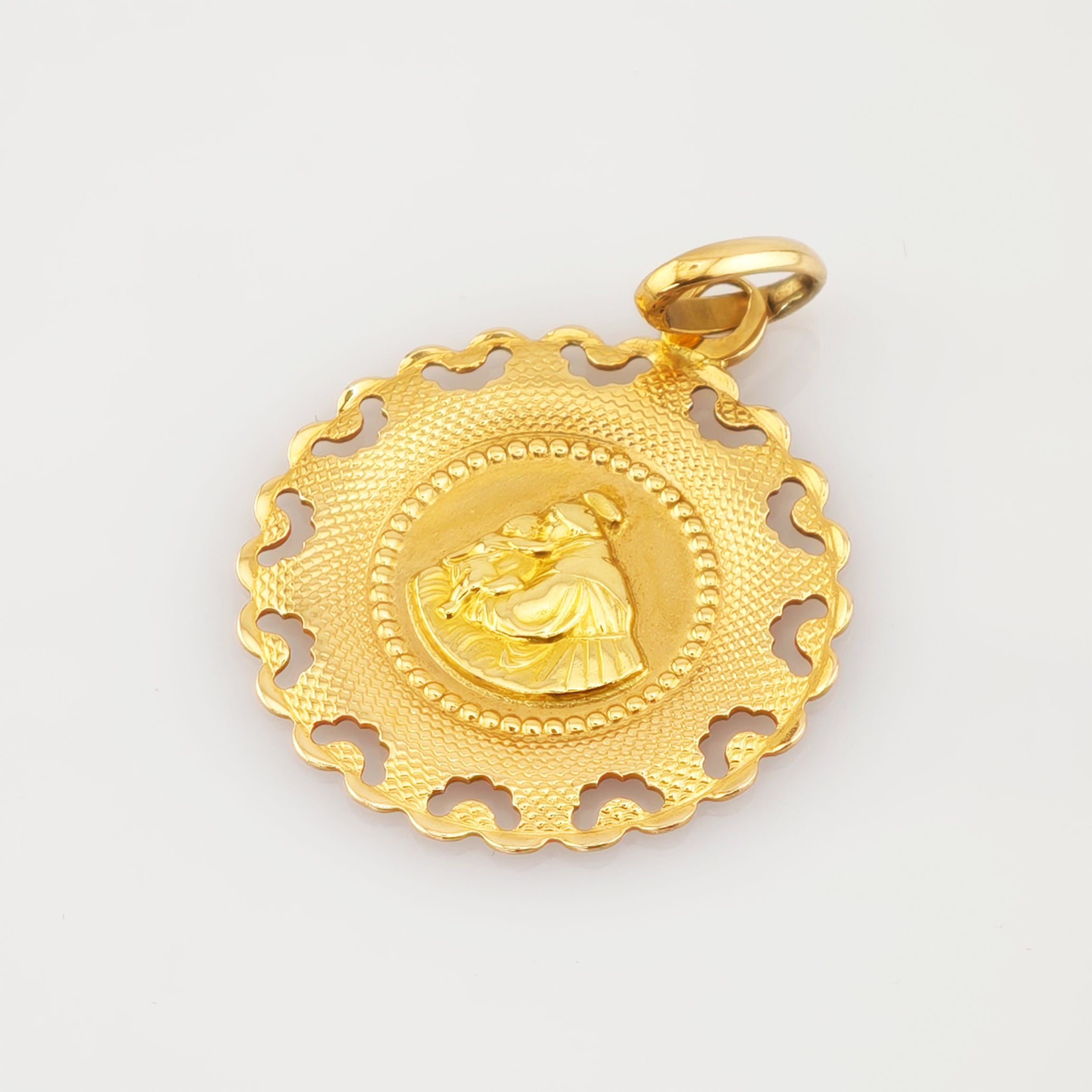 Goldanhänger mit Muschelkante und Relief einer Person mit Kind