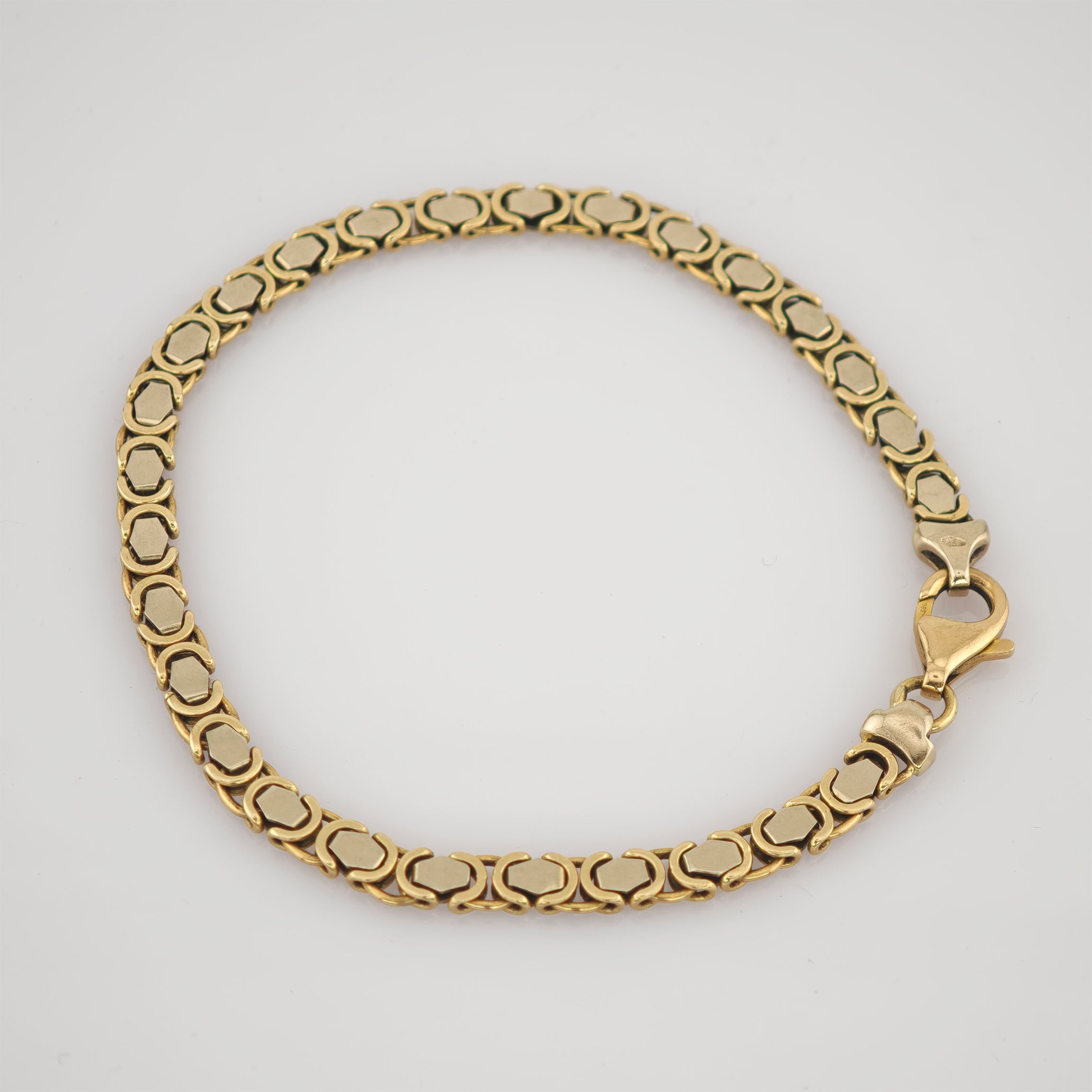 Goldarmband mit sechseckigen und abgerundeten Gliedern, Karabinerverschluss, 585 Goldmarkierung.