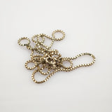 Goldene Boxkette mit Schließe auf weißem Hintergrund, glänzende metallische Oberfläche.