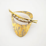 Goldene Brosche mit Leopardenmuster und funkelnden klaren Steinen auf weißem Hintergrund