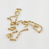 Goldene Halskette mit filigranen ovalen und verdrehten Gliedern auf weißem Hintergrund.