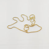 Goldene Halskette mit Kastenglied-Design auf weißem Hintergrund