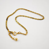 Goldene Halskette mit S-Muster und schwarzen Akzenten, mit Federringverschluss und Perlenende.