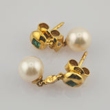 Goldene Ohrringe mit runden Perlen und grünen Edelsteinen, geprägt mit 585.