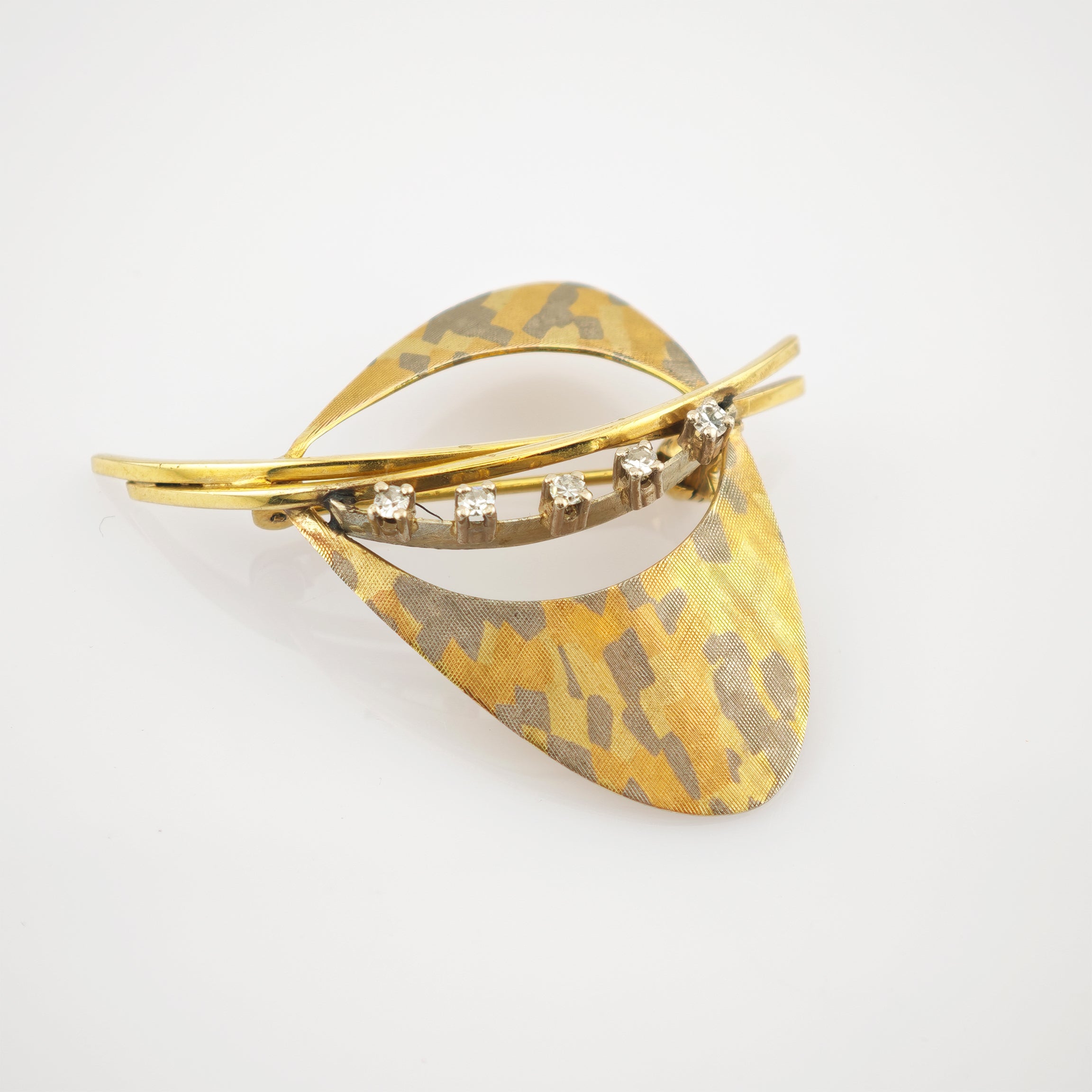 Goldene Vintage-Brosche in Teardrop-Form mit gelb-grauem Muster und sechs weißen Edelsteinen