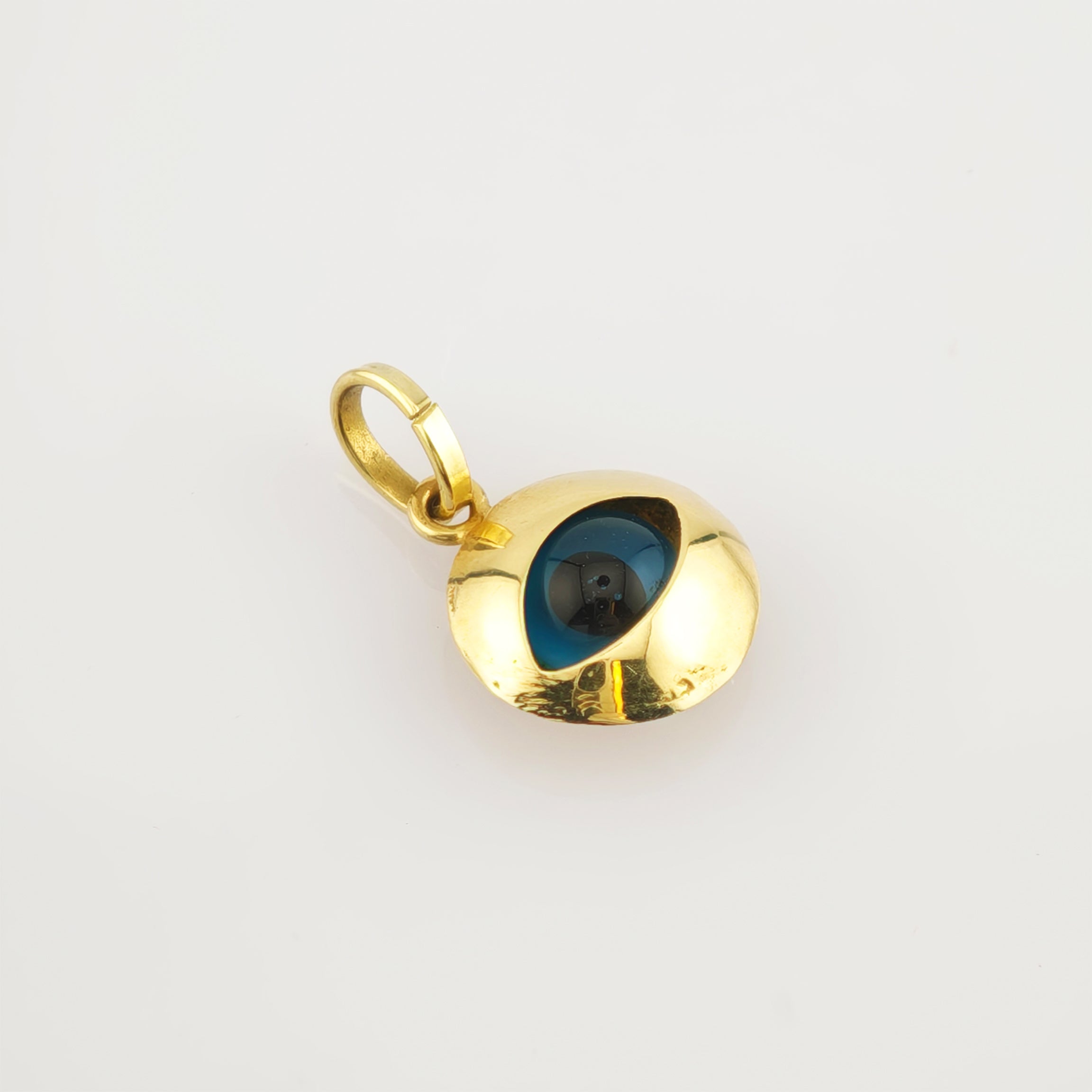 Goldener Anhänger in Augenform mit blauem Iriszentrum auf weißem Hintergrund.
