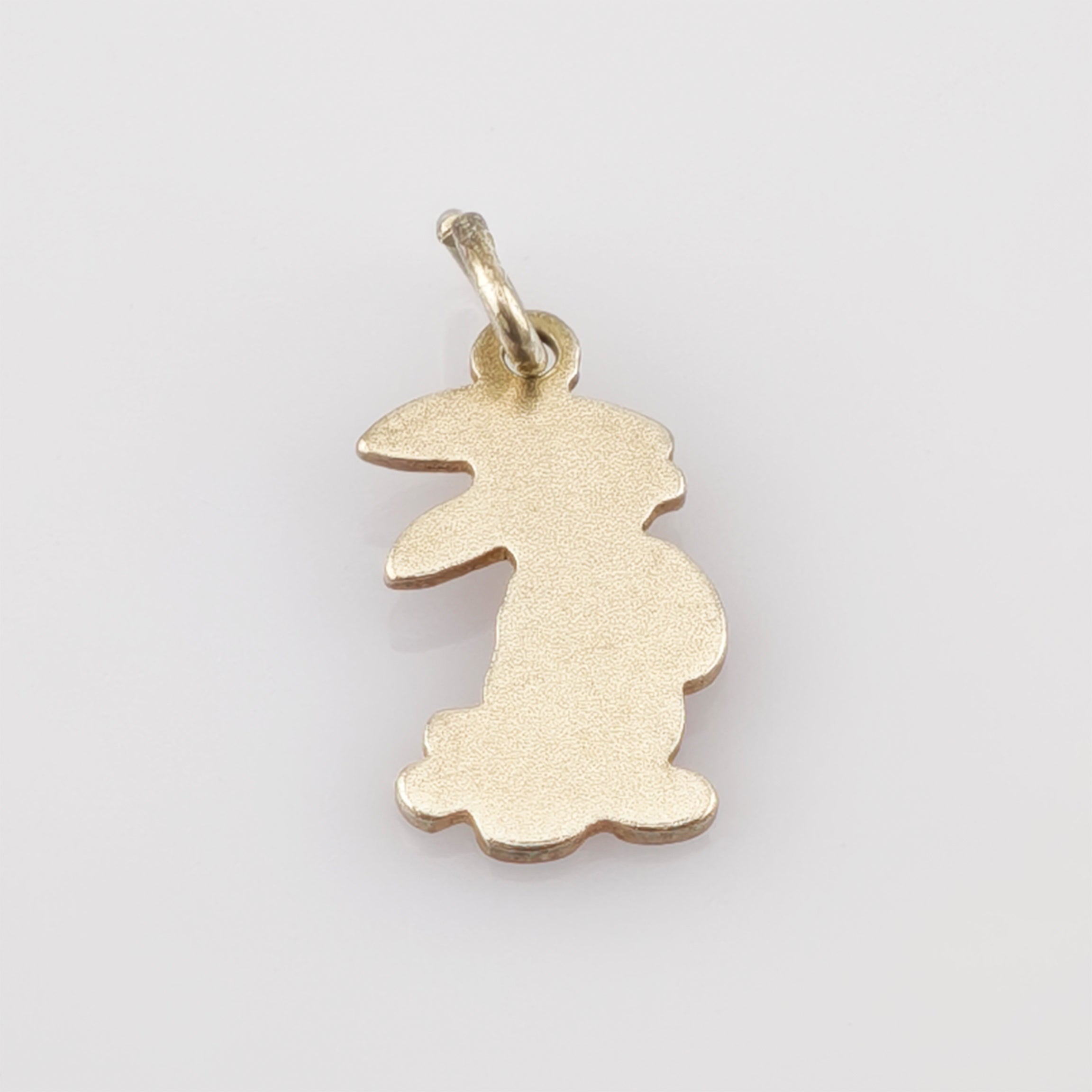 Kleiner goldener Anhänger in Form eines stilisierten Hasen mit Öse für Kette oder Armband.