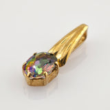 Goldener Anhänger mit ovalem facettiertem Edelstein in Grün, Lila und Blau, gefasst mit Krappen.